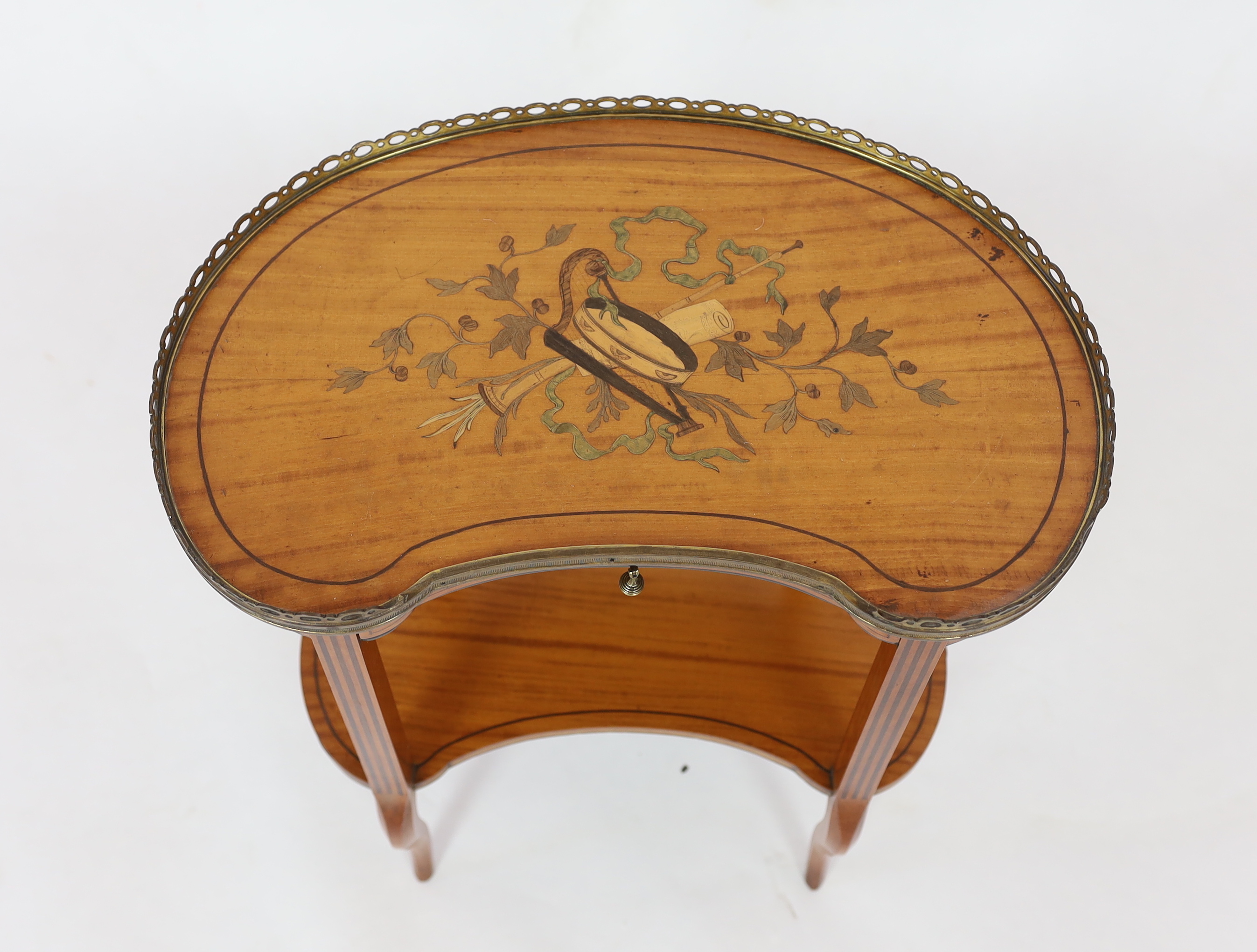 An Edwardian ormolu mounted satinwood kidney shape occasional table 53cm wide, 34cm deep, 65cm high